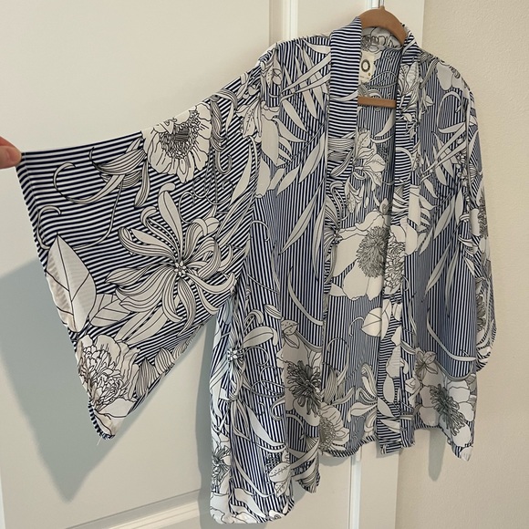 Anthropologie Akemi & Kin Savannah Floral Kimono - Picture 6 of 7